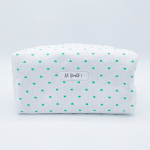 trousse blanche sur fond blanc avec des motifs de verts