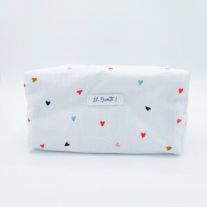 trousse blanche sur fond blanc avec des motifs de cœurs multicolor