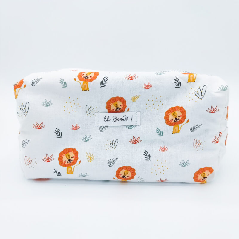 trousse blanche sur fond blanc avec des motifs de lions