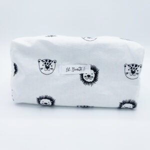 trousse blanche sur fond blanc avec des motifs de tigres et lions