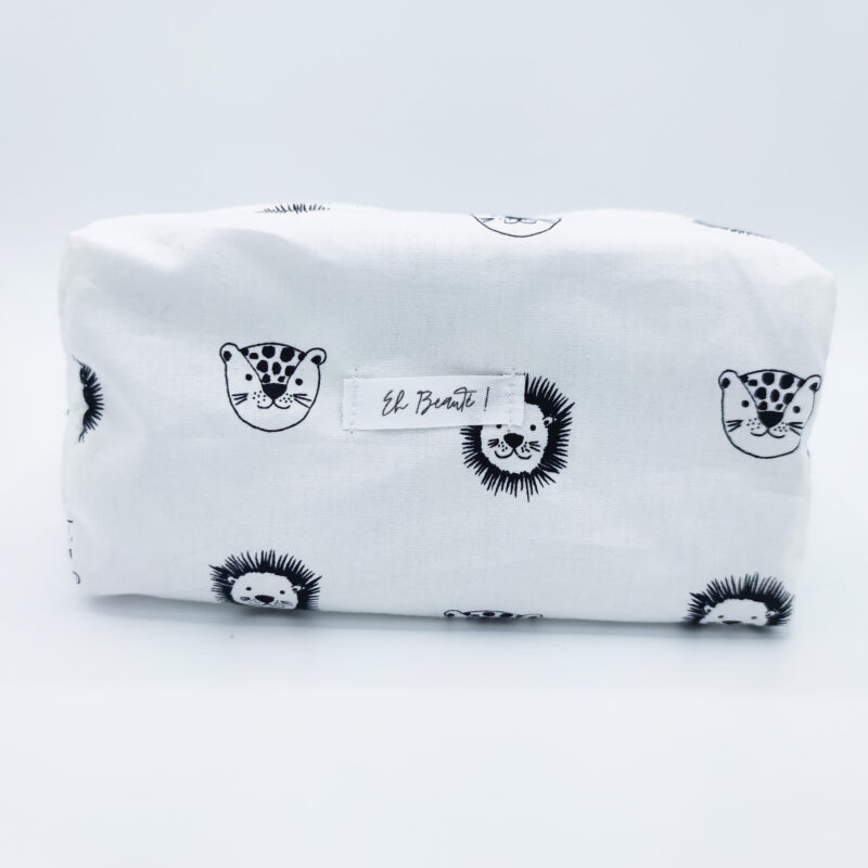 trousse blanche sur fond blanc avec des motifs de tigres et lions