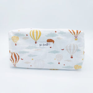 trousse blanche sur fond blanc avec des motifs de montgolfières