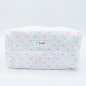 trousse blanche sur fond blanc avec des motifs de coeurs roses