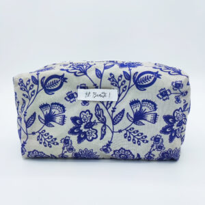 trousse blanche sur fond blanc avec des motifs de fleurs bleus